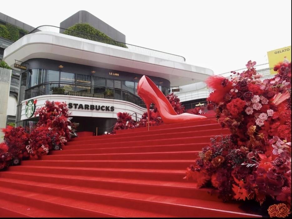 谁有拍的很好的风景照分享一下魔都就是不一样！“上海国际花卉节”这个会场前面除了花