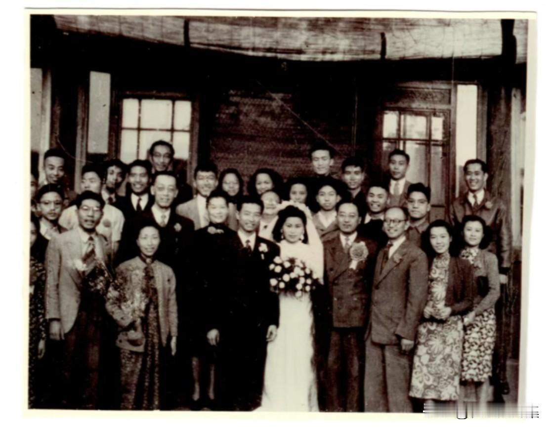 1948年暑期，清华大学社会学系学生段钟楣结婚，社会学系师生集体参加了这场婚礼，