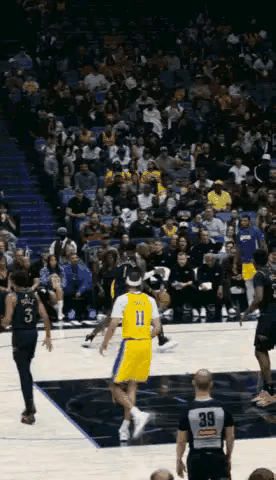 湖人新星布朗尼真是太仗义了！在今天湖人客场挑战鹈鹕的比赛中，当时比赛进行到了第二