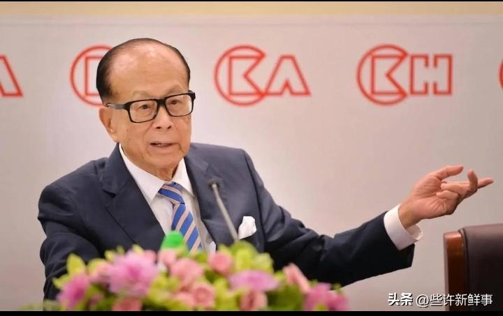 李嘉诚作为曾经的亚洲首富，从一个身无分文的穷人逆袭成香港的首富，见证了香江的奇迹