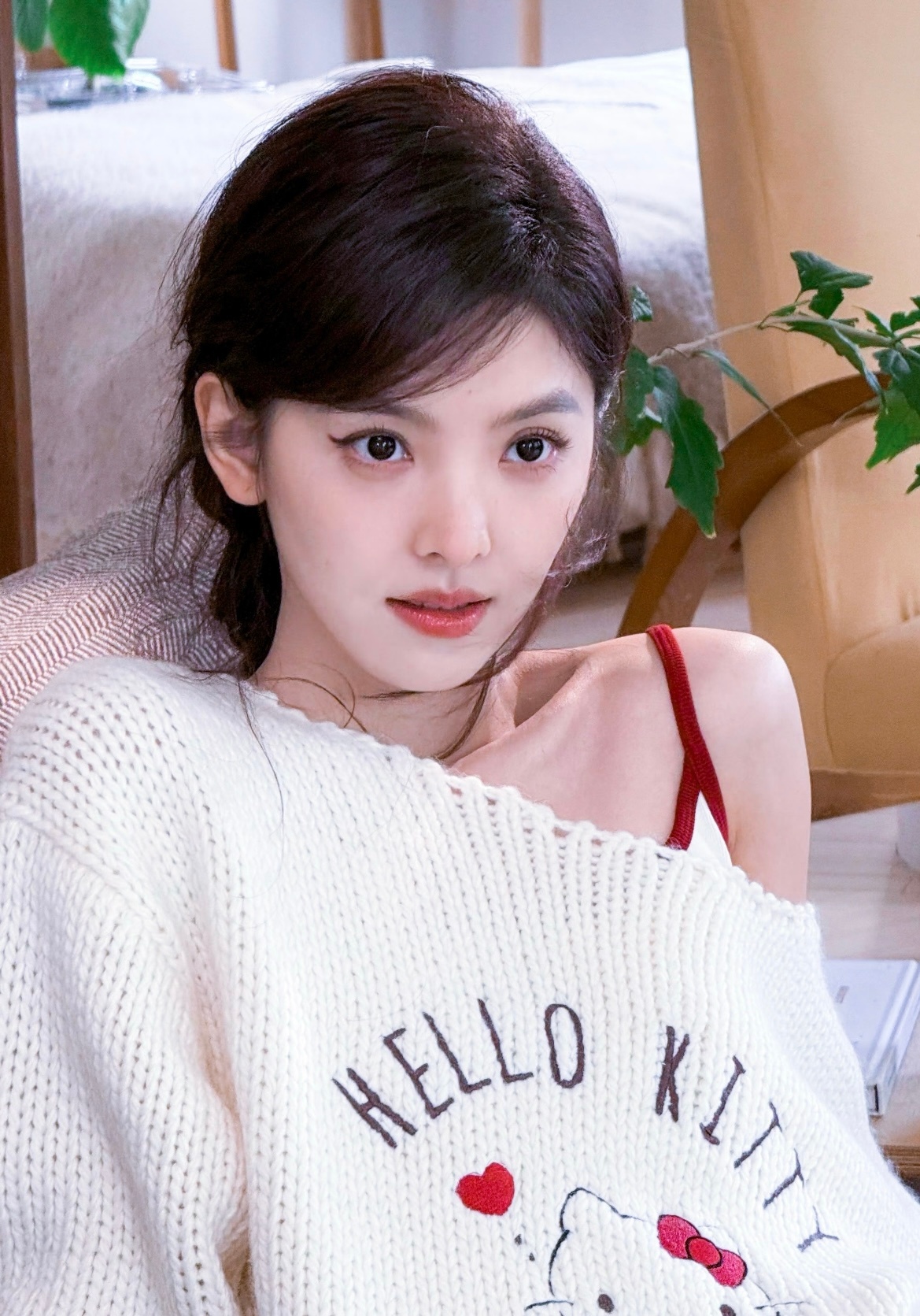 新疆偶遇章若楠章若楠又在拍游客照了 没错啊！这就是我家大眼萌妹嘿嘿！玩的开心！章