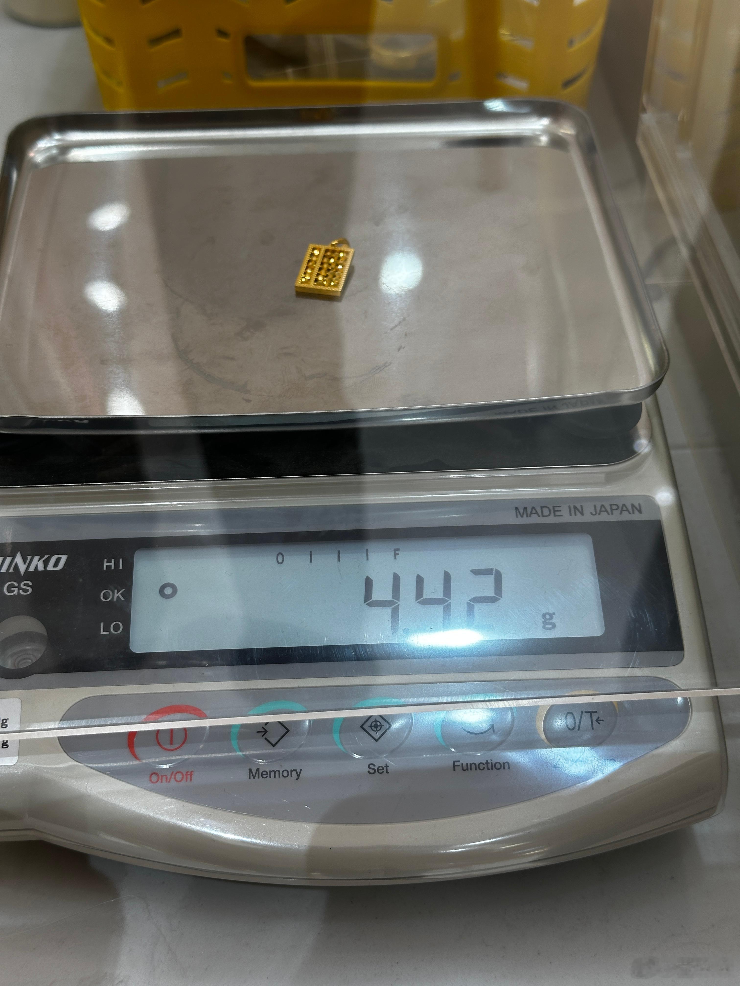 对金饰口嫌体直，嘴上说太贵不买，实际上听说金价下跌了就跑金店买了一个小算盘。小算