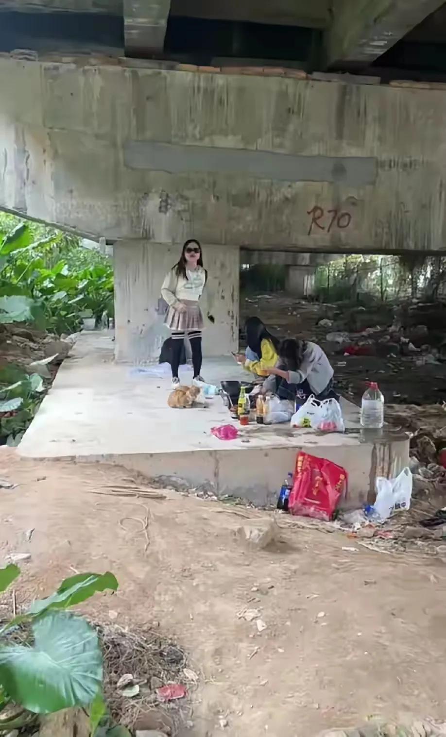 在东莞这么漂亮的女孩子，也找不到工作吗？还是在挑三拣四的吧，可能是那种高工资的工