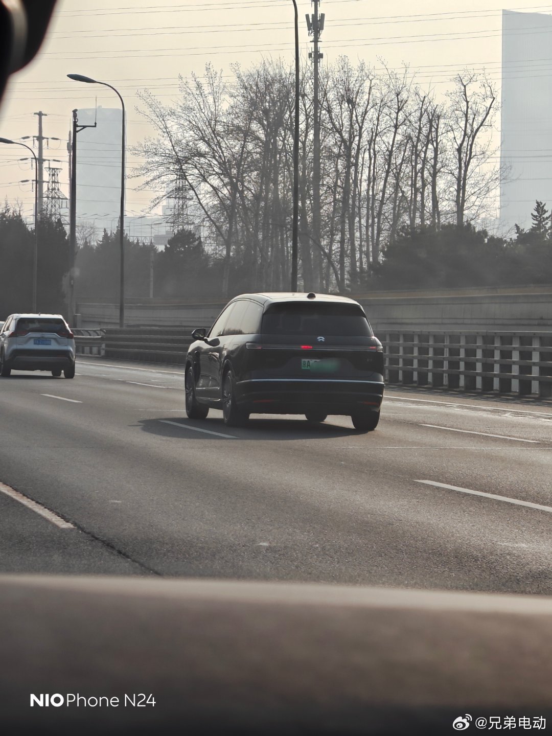 一降落北京就看到新8，到处都能看到就是最好的广告。兄弟电动