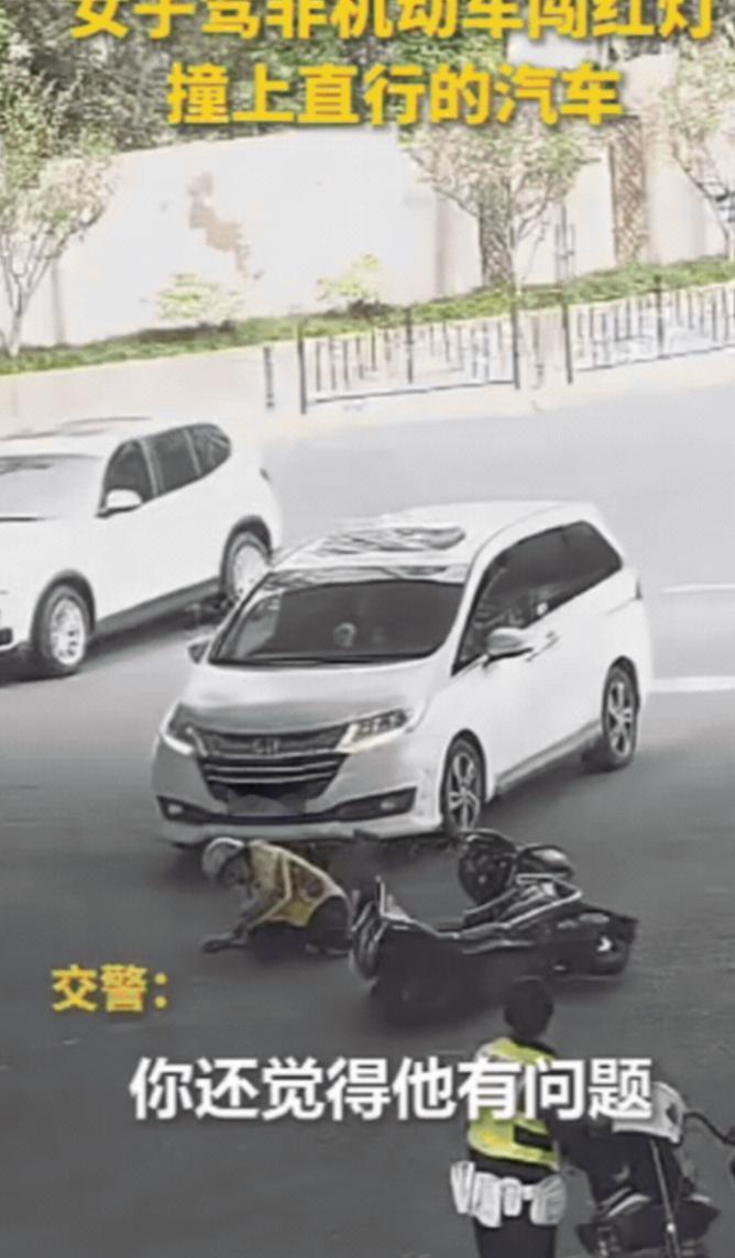 上海一大妈骑电瓶车闯红灯，结果在交警眼皮子底下，被直行小车撞倒！不料，大妈不仅不