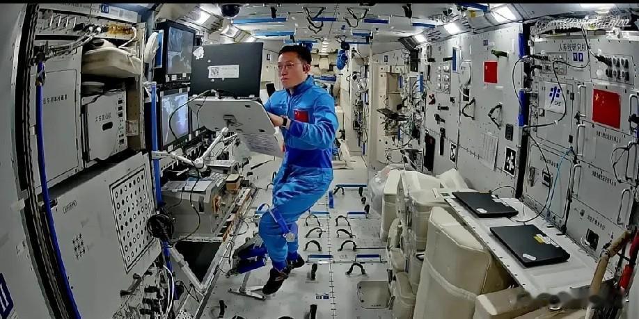 12月9日这天，中国航天圈子炸锅了！神舟二十一号的三位航天员——张陆当领队，武飞