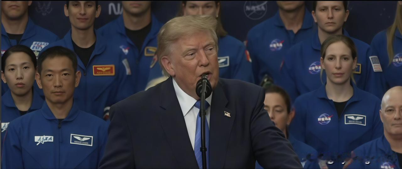 🇺🇸🤡特朗普决定以自己的名字命名月球上的一个陨石坑：

“许多人可能还记得