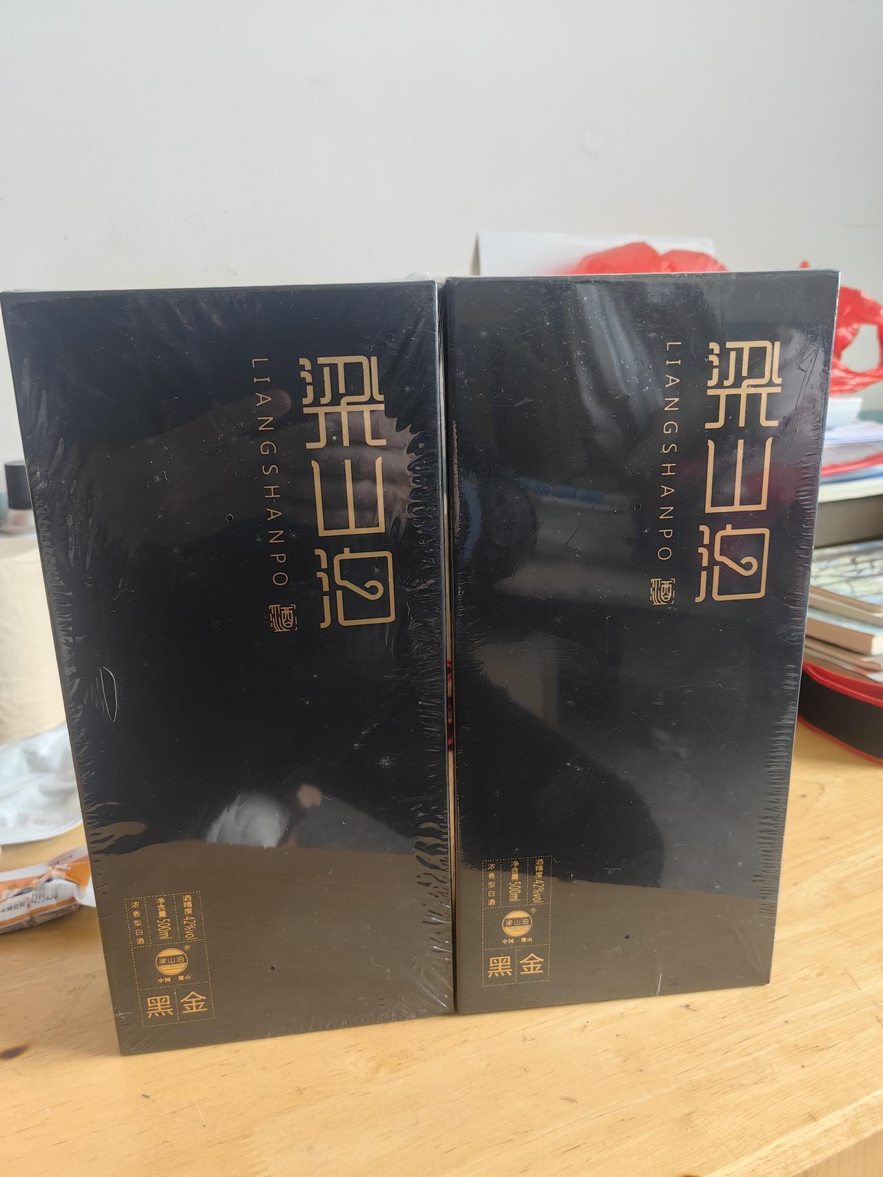 昨天和几个朋友出去玩，一位朋友拿了两瓶梁山泊酒，市面上不容易见到。听说四百元一瓶