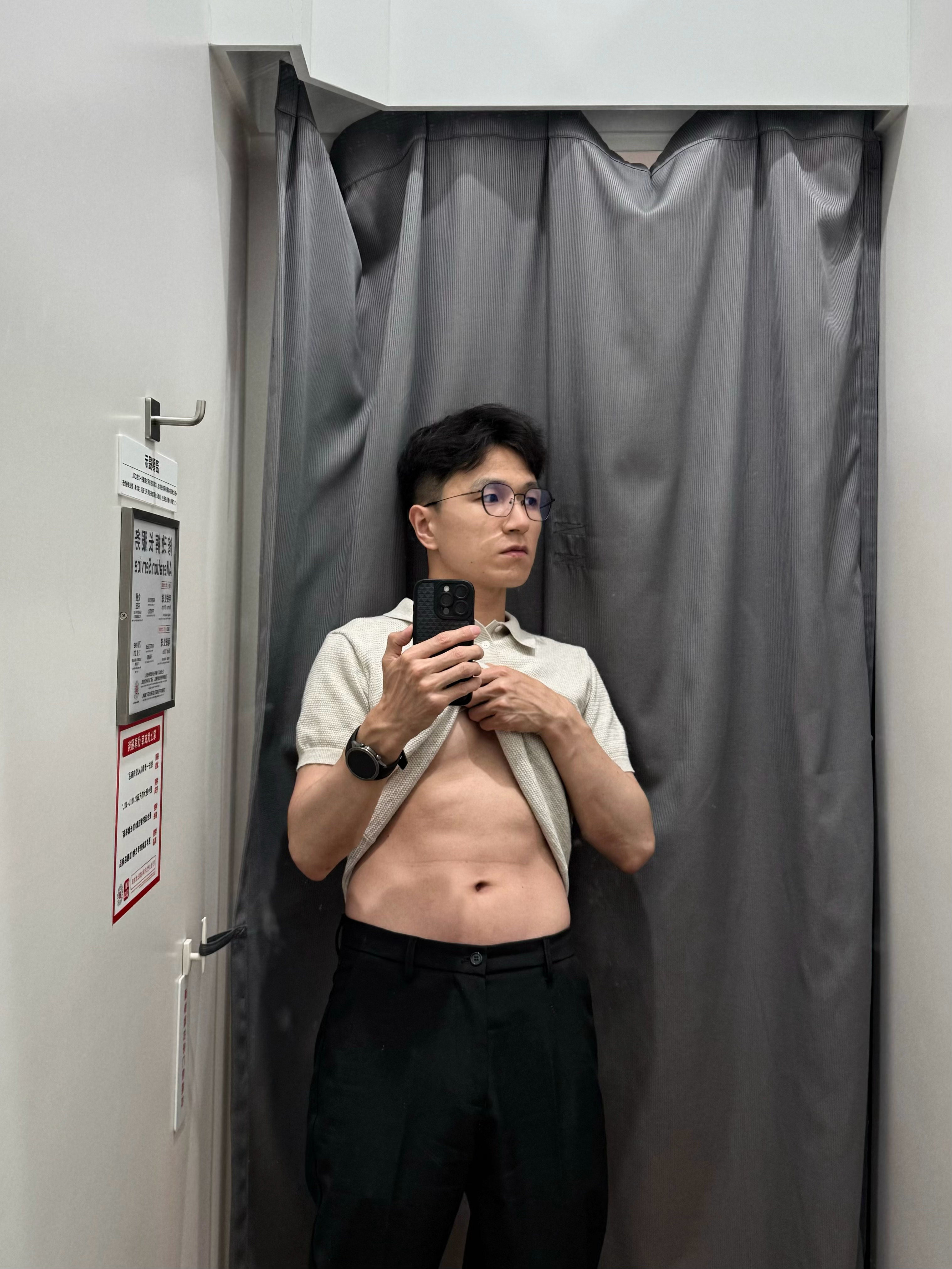 继续，优衣库试衣间赛道。 