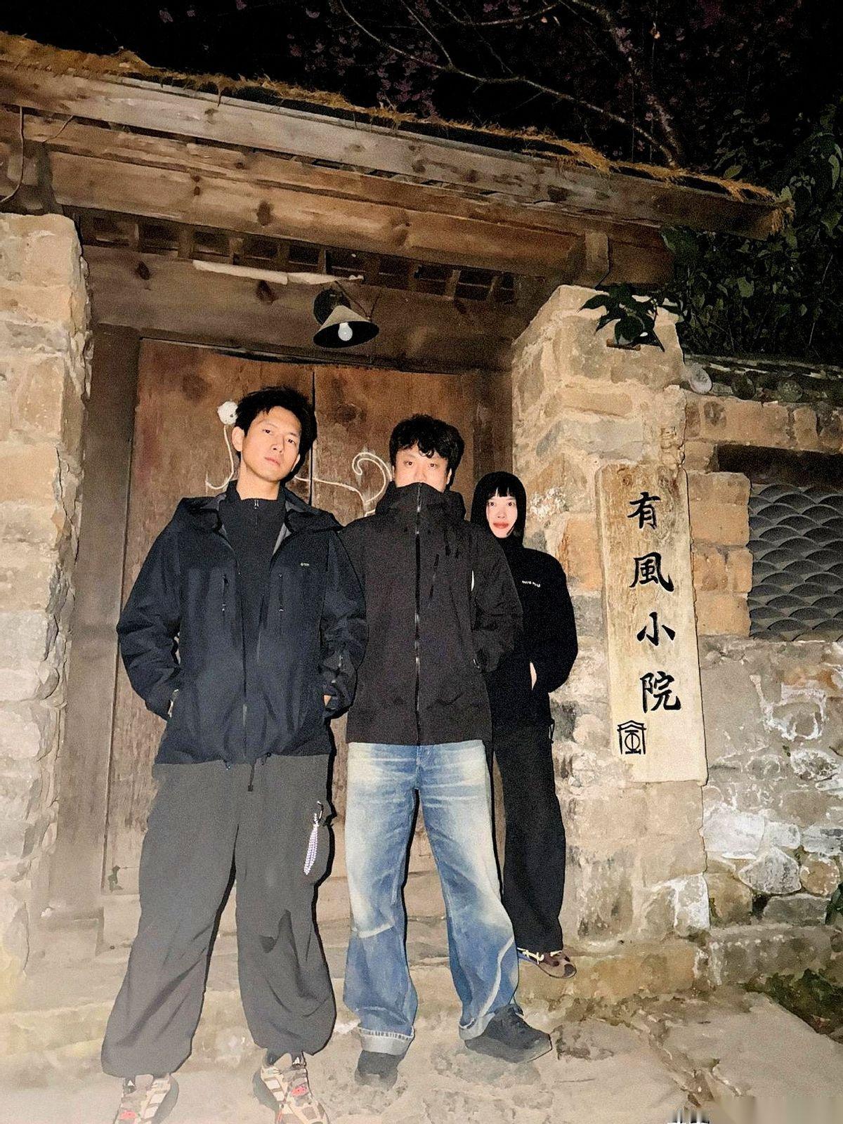 农村小院，红砖墙，一个黑黢黢、笑得有点憨的小伙子。
谁能想到，他后来成了那个身高