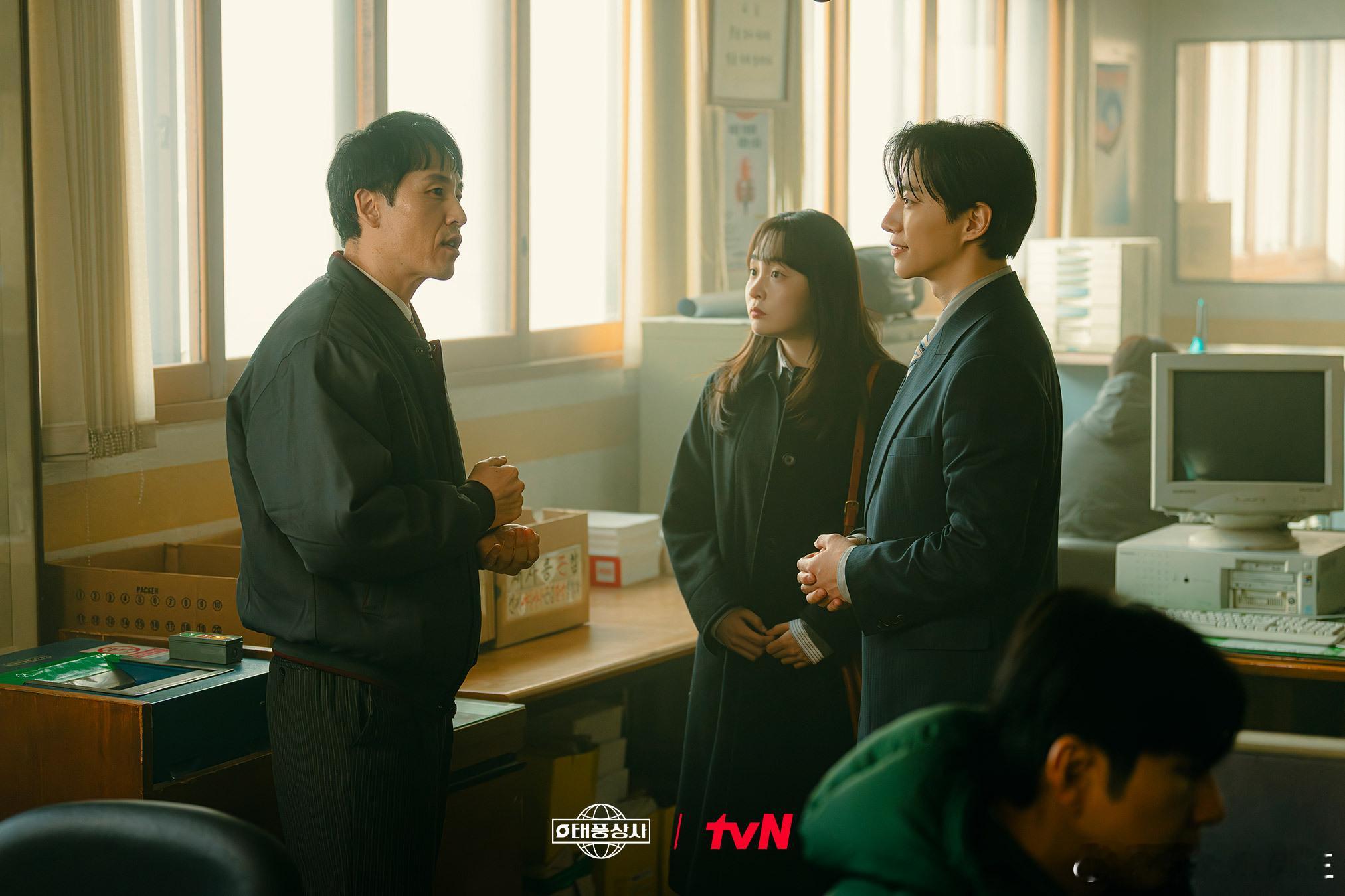 韩剧台风商社[超话]  李俊昊金敏荷《台风商社》第一集第二集剧照公开[点赞][点