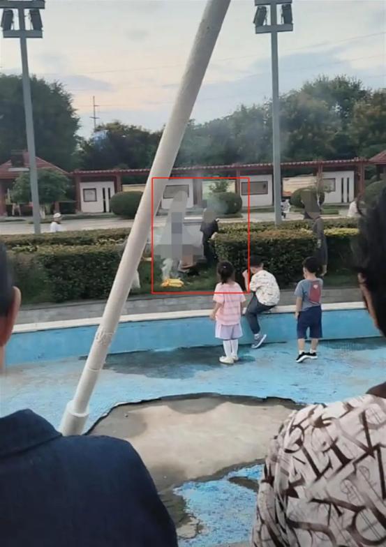 谁死谁有理？安徽一11岁熊孩子爬上名人雕像，4名家长却没有阻拦，谁知雕像突然从底