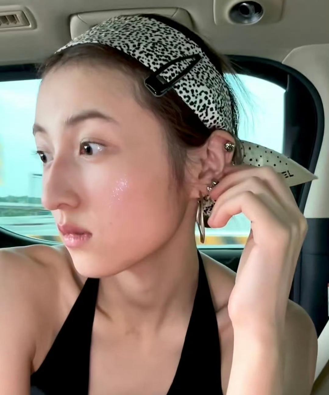 最近张子枫的风格变化很明显，感觉应该是换了造型团队。她不再局限于小女孩式的清新感