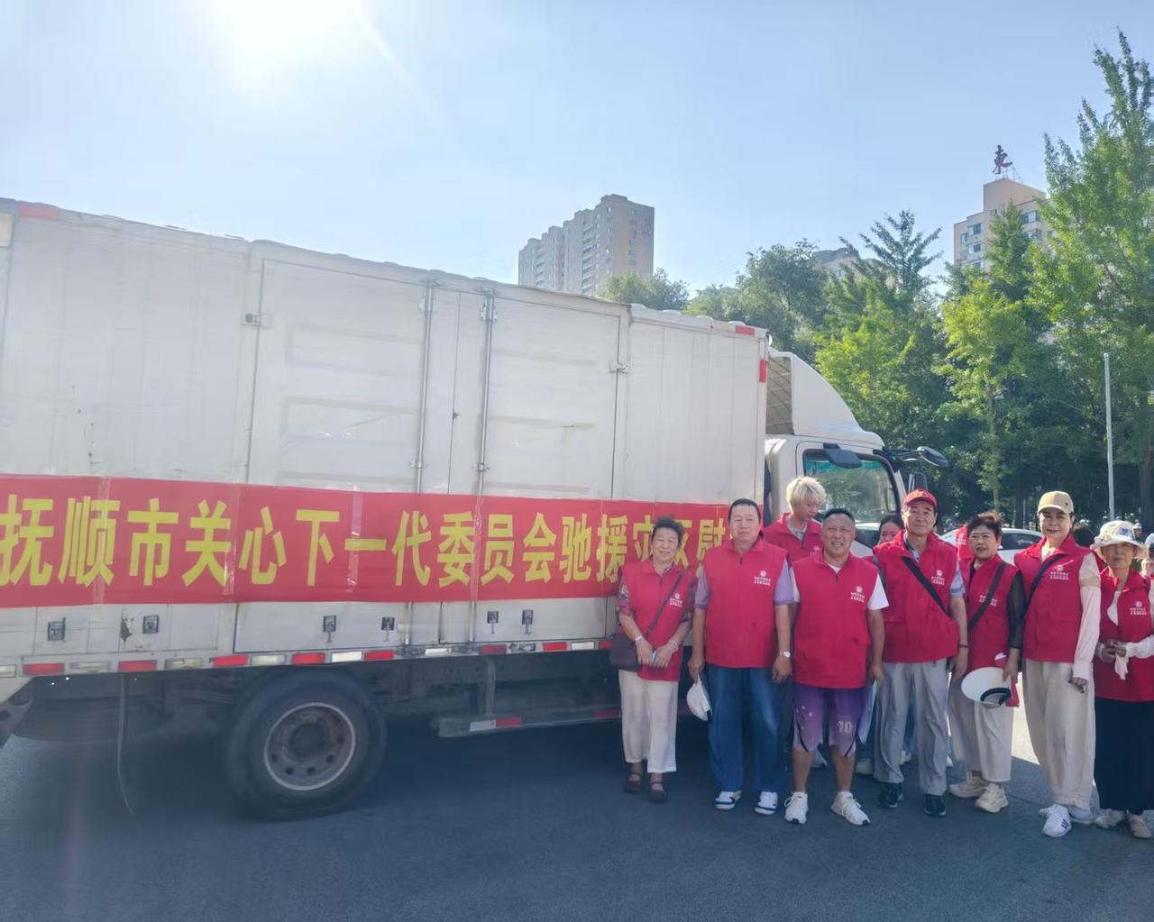 为灾区群众送温暖。