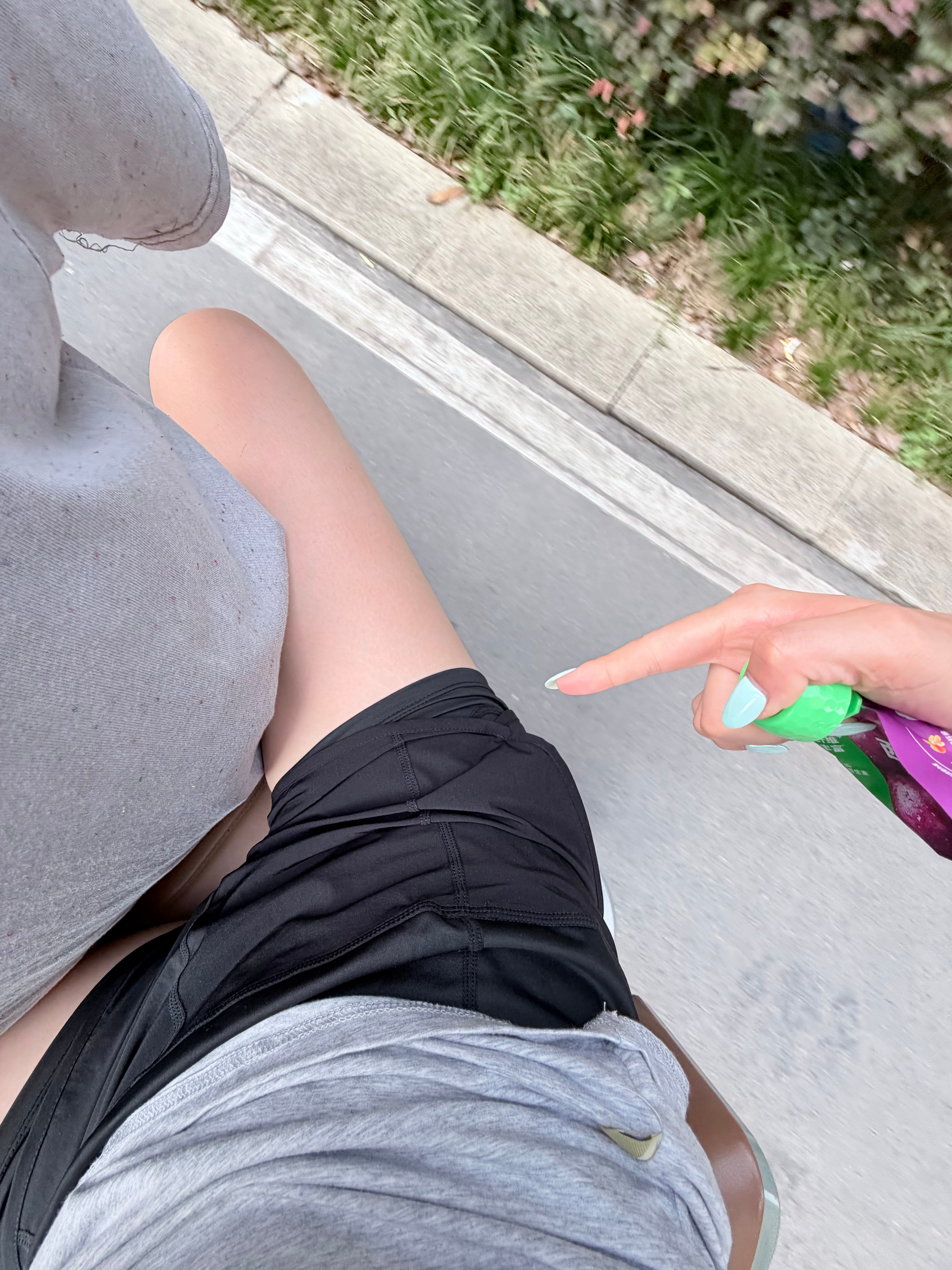 今天🔗背心是去年就买了的！唯一一个不OK的就是我觉得有点长开衫是芷约！裤子是k