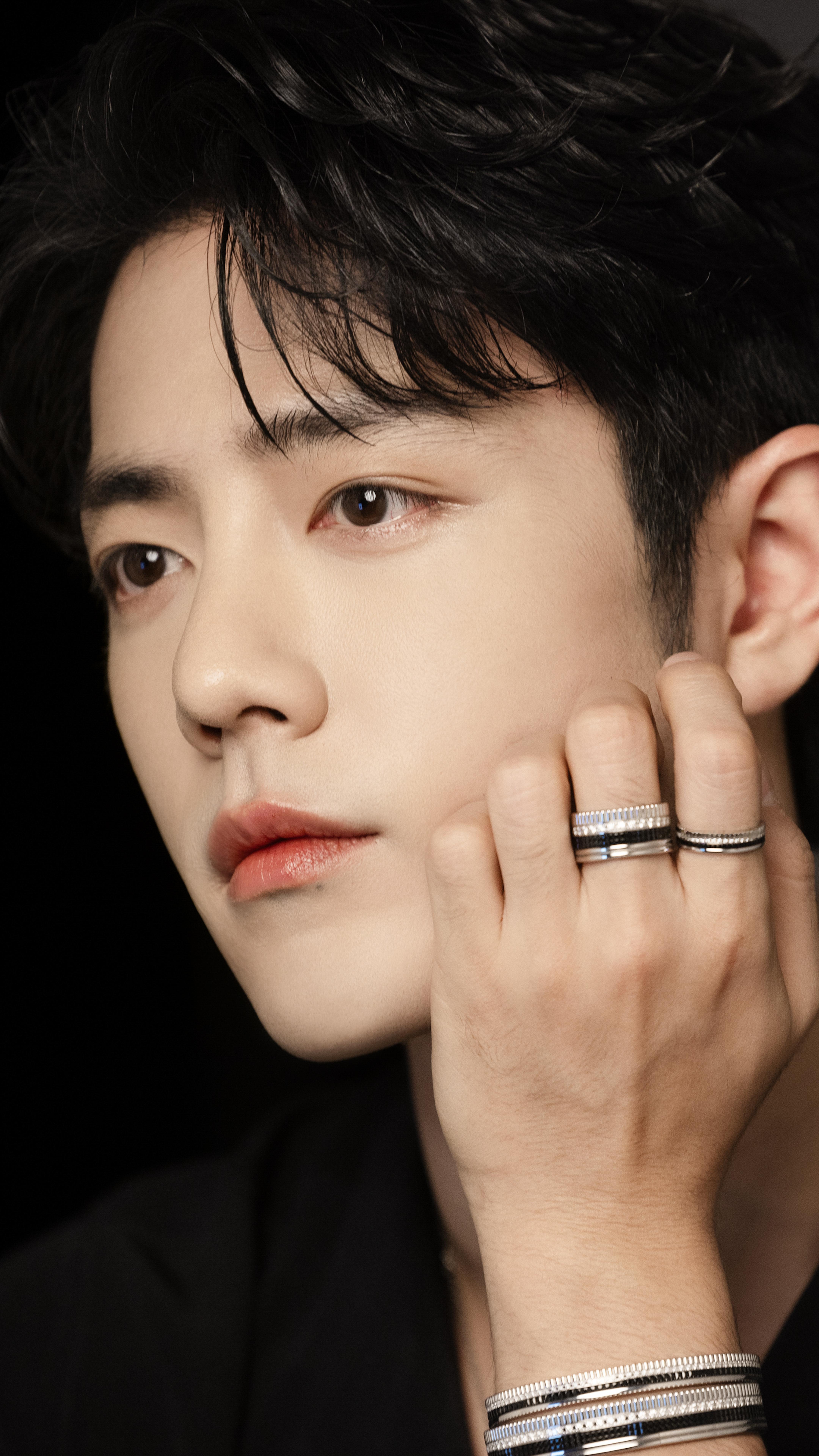 我真的忍不住放大看脸上的纹路，根根分明的睫毛，甚至鼻头上的小绒毛……无一不完美，