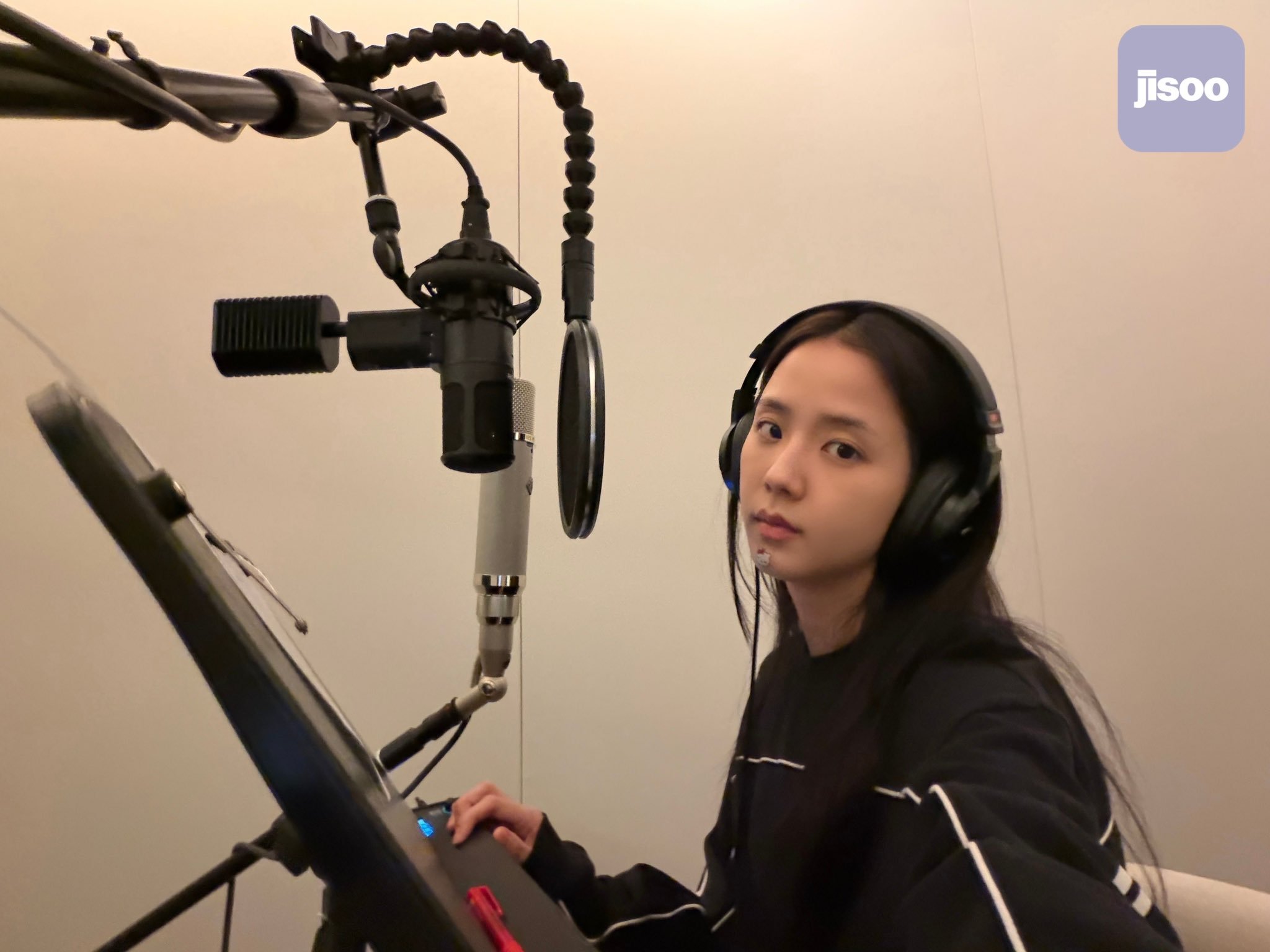 Jisoo App更新👀说是在公司建了一个录音室，可以舒舒服服的录歌了🎧超级