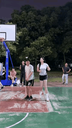 看美女打球，待遇就是不一样。
两个大哥只是象征性防一下，让美女玩得挺开心。