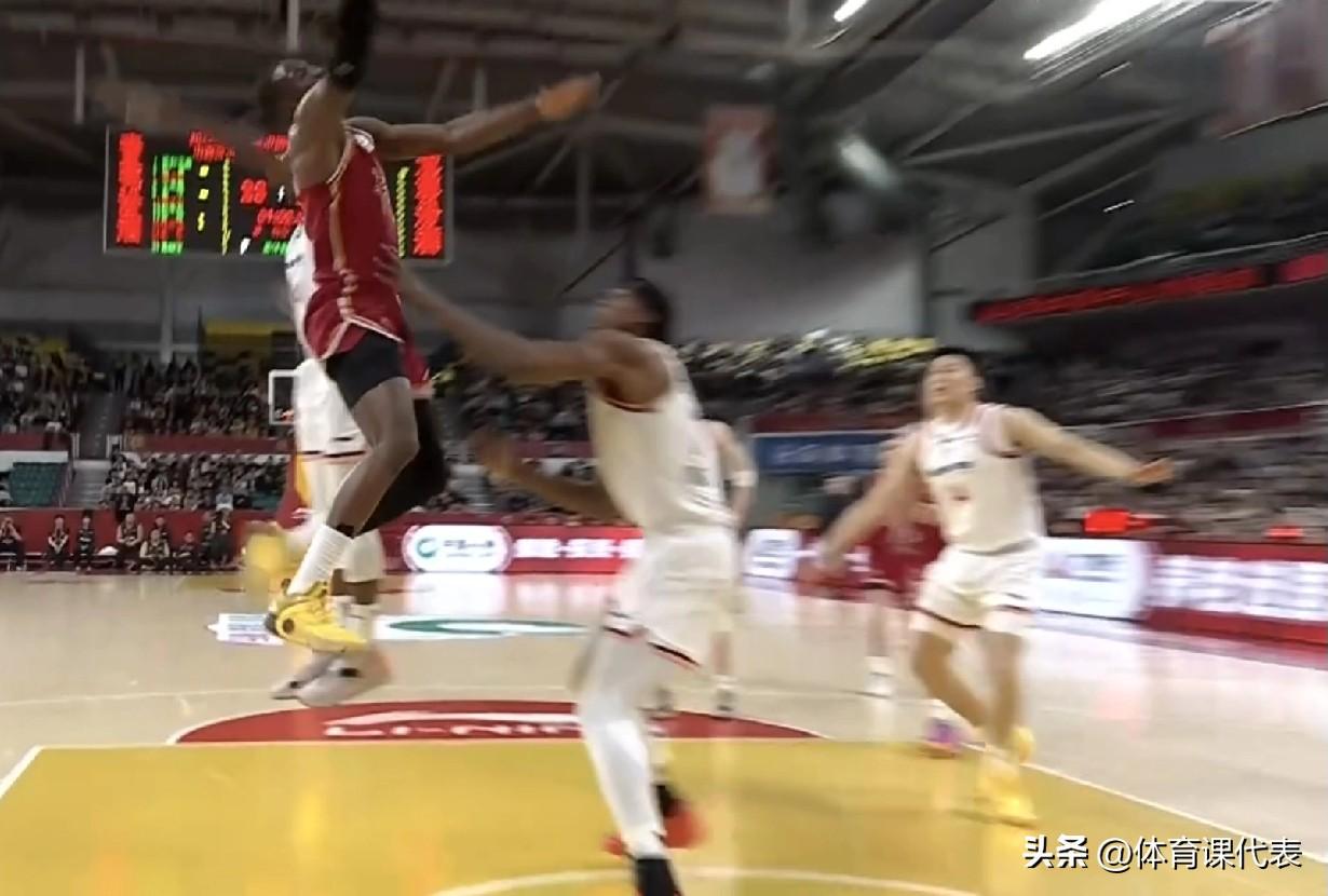 总算给上海一点压力，盖伊替补17分，古德温19分，山西男篮半场领先上海6分！北京