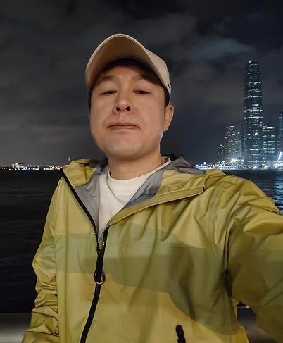 男子石某驾驶电动车与共享单车相撞后晕倒在地。路过的张颂文与多位热心市民、交警和医