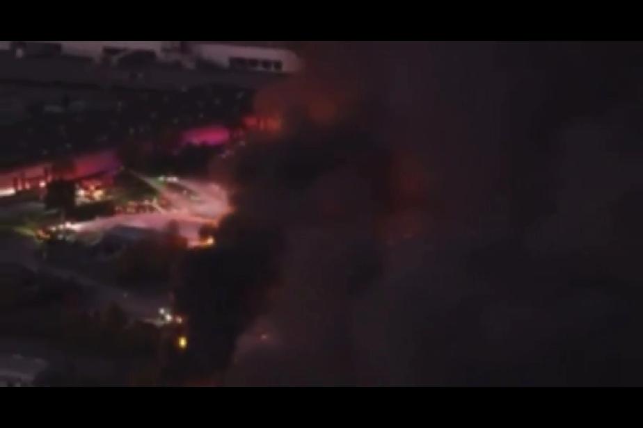 🚨🇺🇸路易斯维尔机场附近飞机坠毁，浓烟弥漫全城

一架飞机在路易斯维尔穆罕