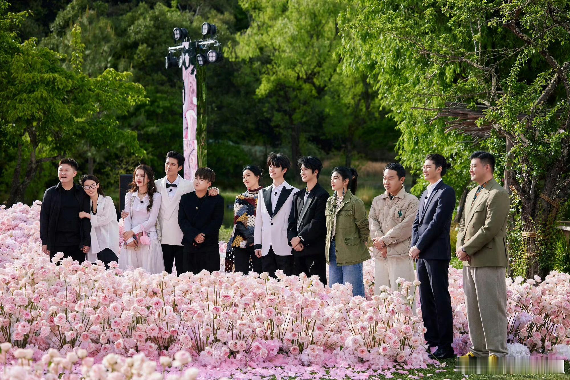 黄子韬回应婚礼时间黄子韬徐艺洋网传10月办婚礼，黄子韬说是徐艺洋全程筹备，不知道
