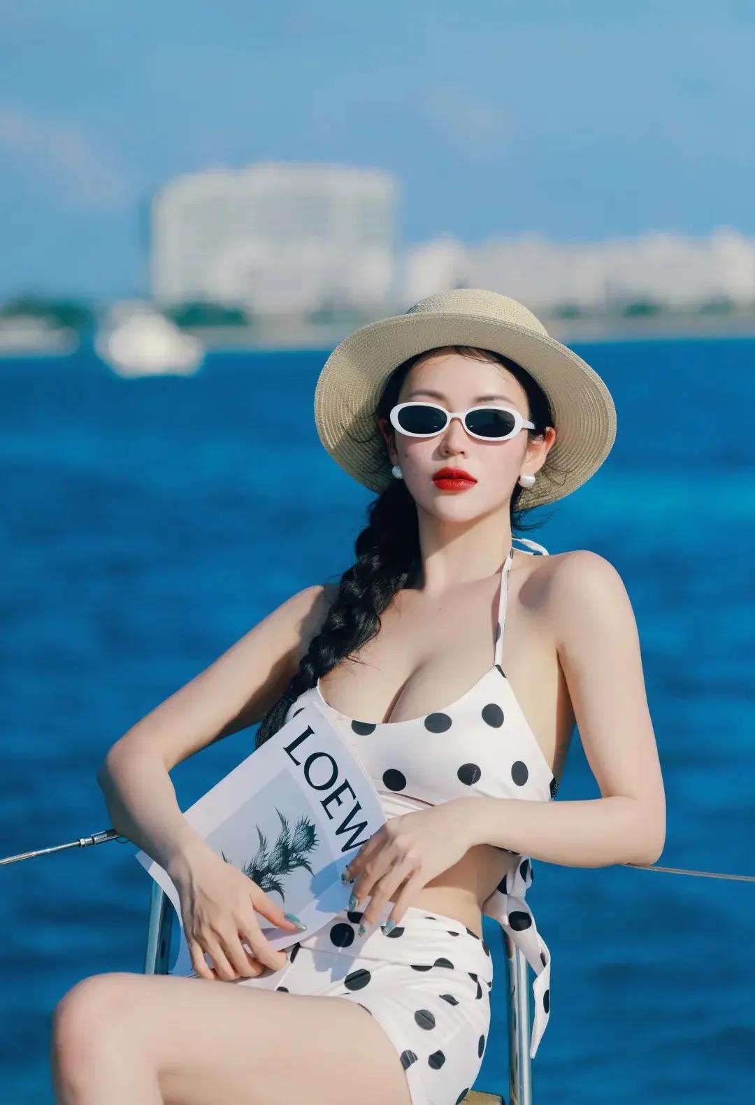 游艇上的美女，斑马点服饰，明快乐观，度假风十足！