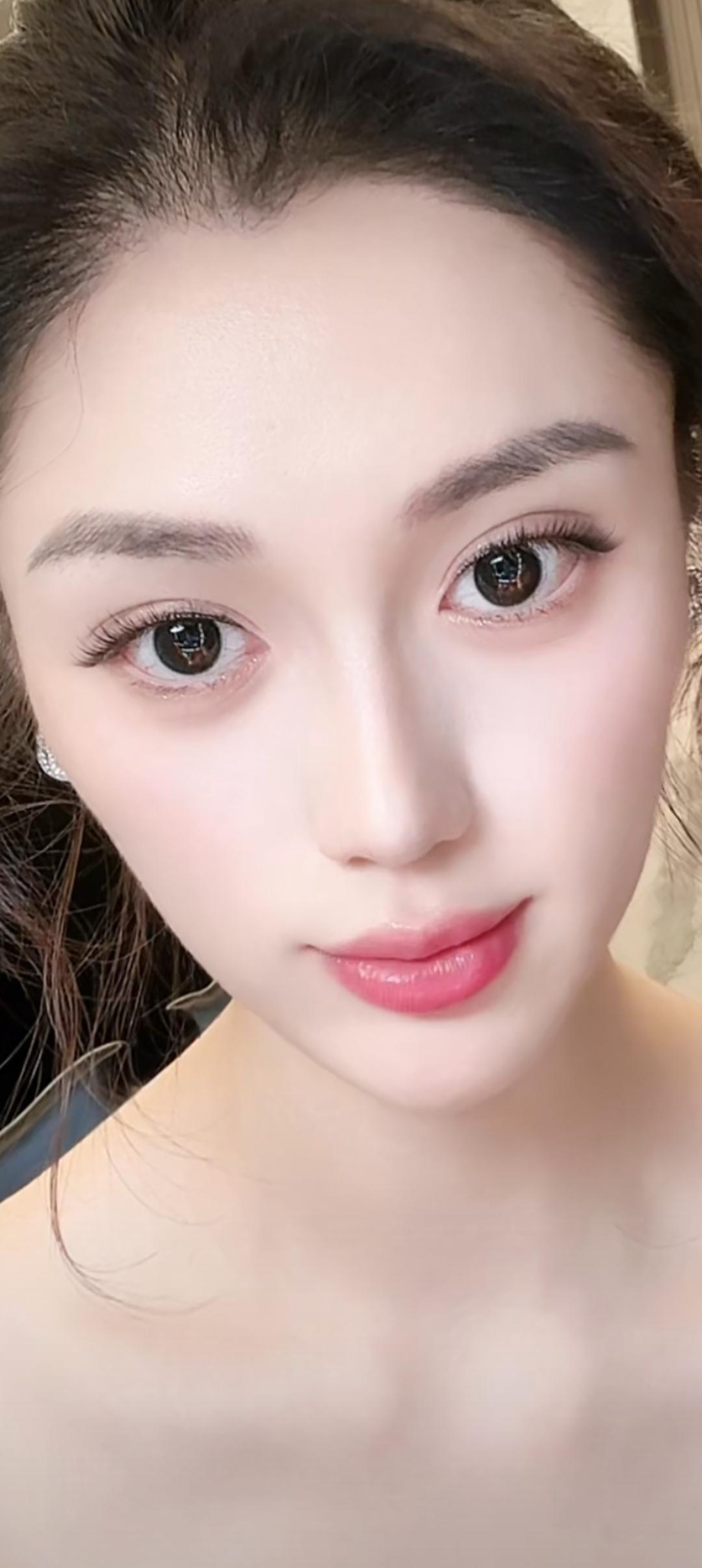 这姑娘眼睛好大好漂亮！