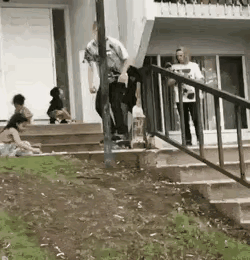 滑板少年潇洒的开始，仓皇的失败，自己吓得够呛，把司机也吓坏了。危险的游戏还是选个