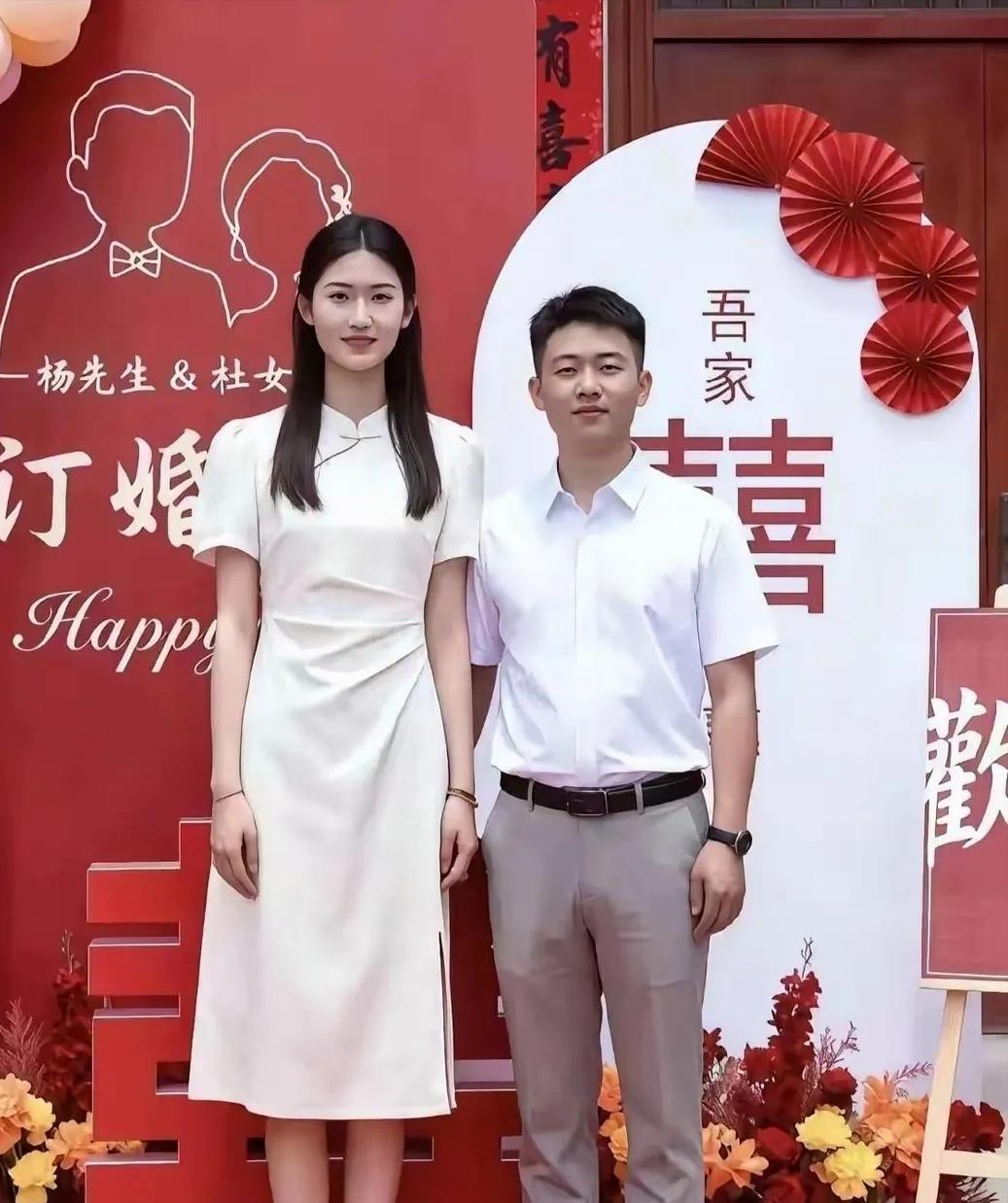 这对恋人看上去十分般配。男方尽管身高略逊一筹，但模样颇为帅气，五官端正，整体表现