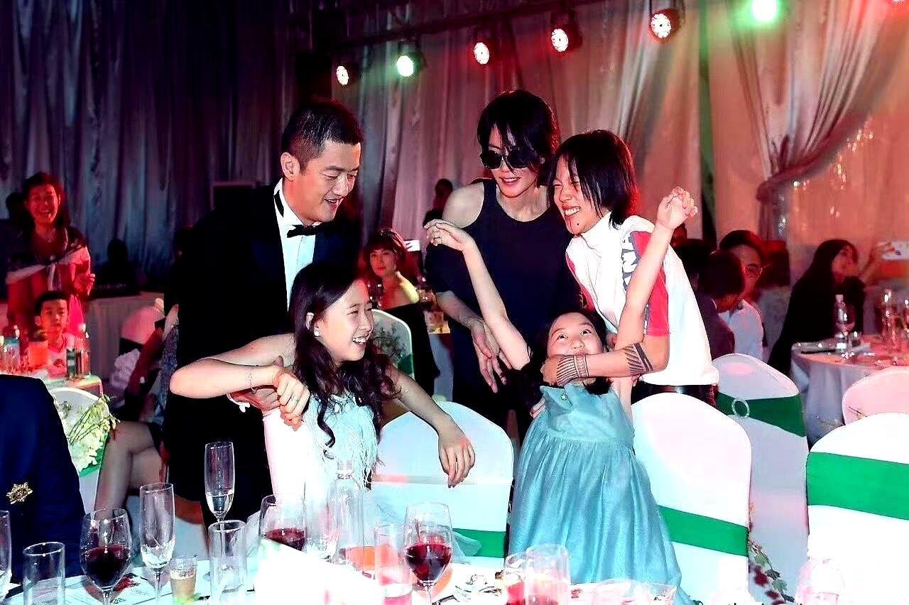 离婚11年，李亚鹏王菲竟同桌吃饭，网友直呼破防！
 
2013年领完证，没互撕没