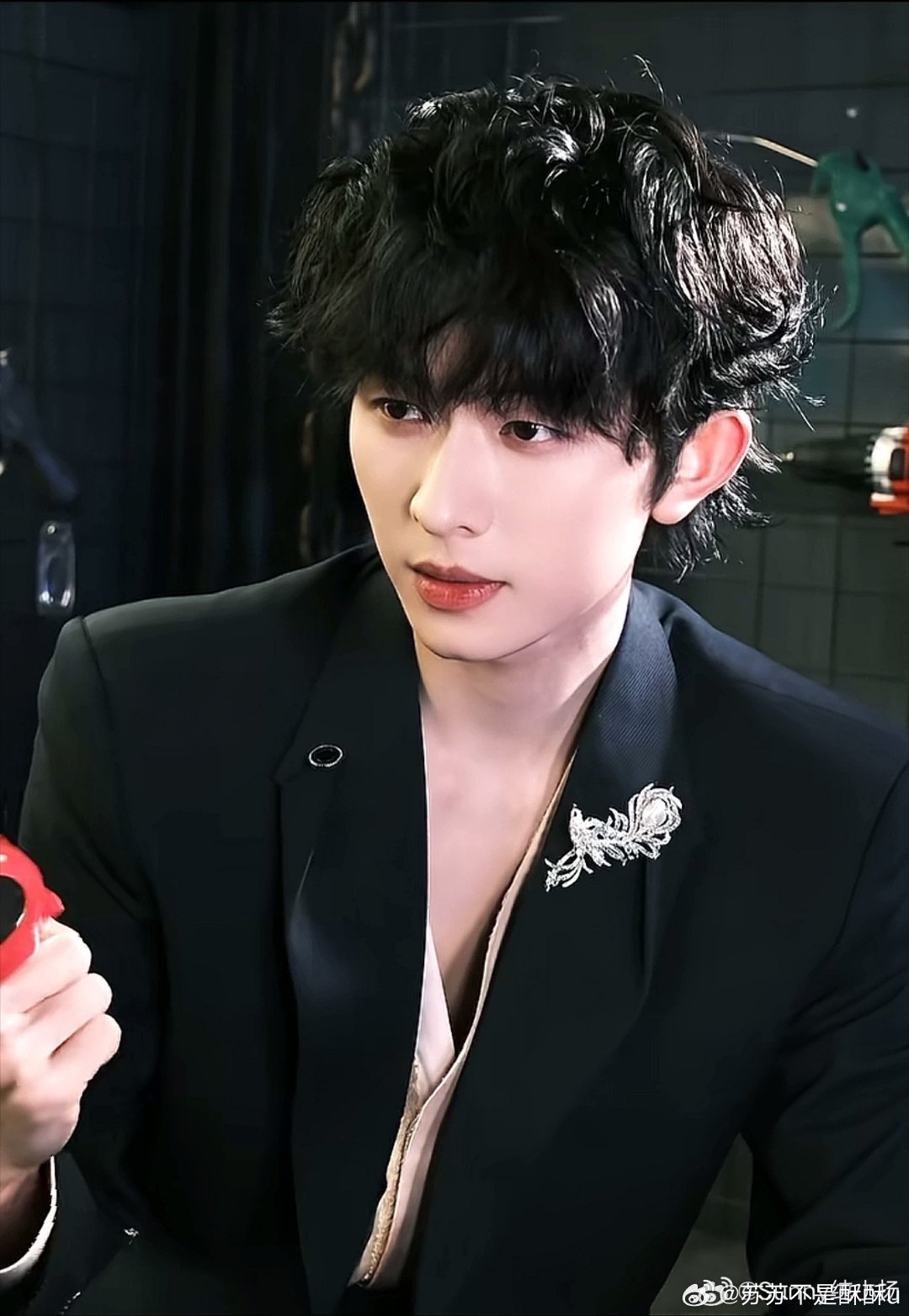 陈添祥深V造型谁被陈添祥深V造型惊艳到了！简约又性感，把成熟魅力与少年感平衡得刚