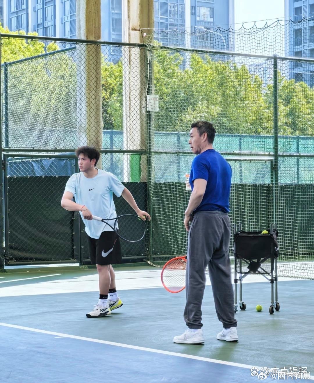 谁能看出张丰毅已经70岁了？昆明体育馆打网球被偶遇，身材健硕、精神十足，越老越有