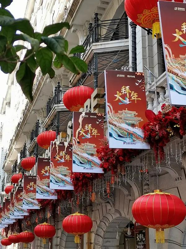 “千山万水拜年，一笔一划传情”，短短两句对仗工整，道尽了中国人最为朴素且绵长的情