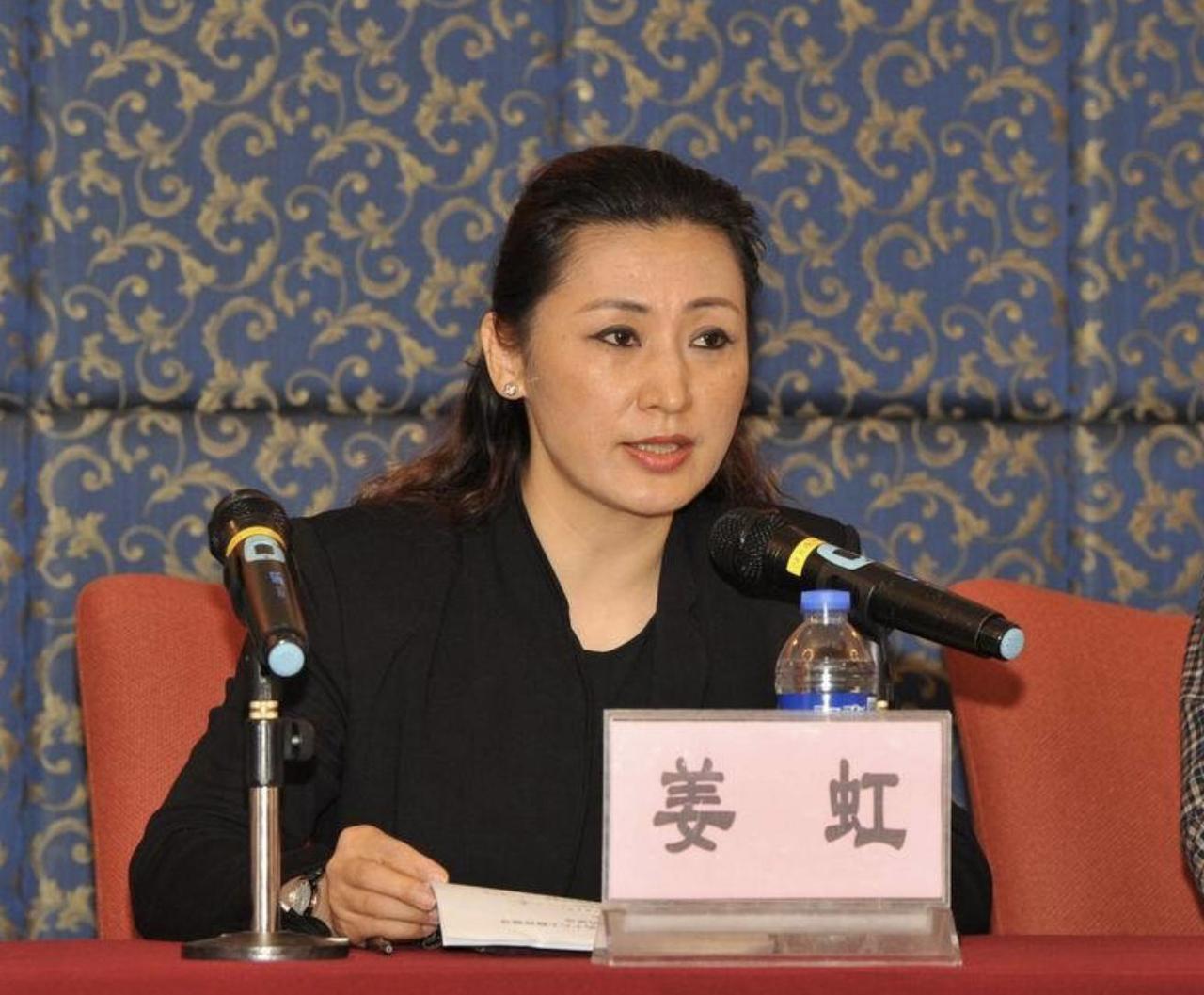 你别说姜虹这颜值真高，本科学校并不是重点，却凤凰涅槃，在深圳赫赫有名，实属不易。