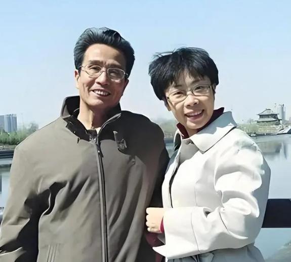 50岁北大才女蒙曼，终究没逃过老父亲临终的含泪催婚！老人拼尽最后力气哀求：干得再
