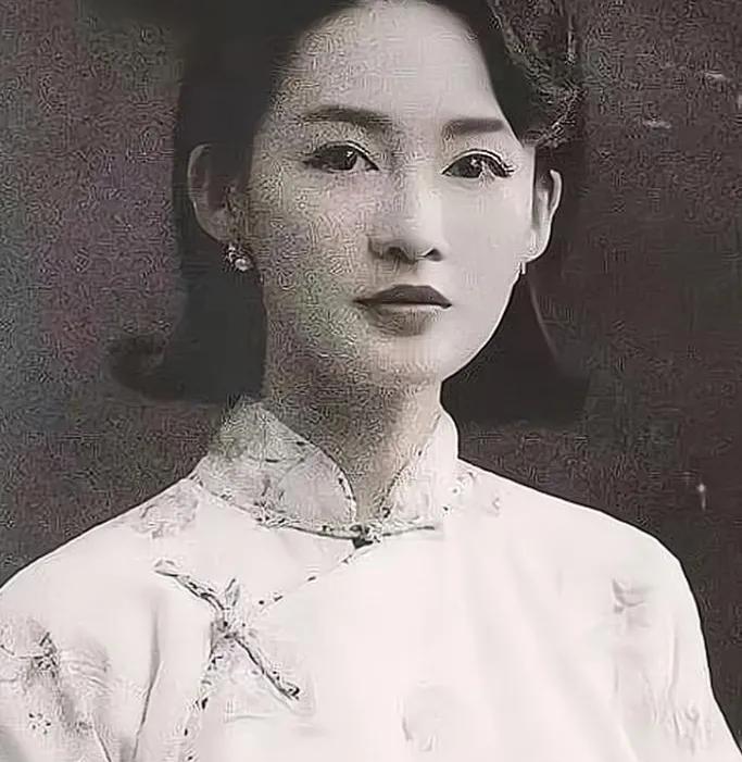 1918年，莫秀英结婚6年不能生育，被丈夫赶出家门。

寒冬腊月的广州街头，她裹