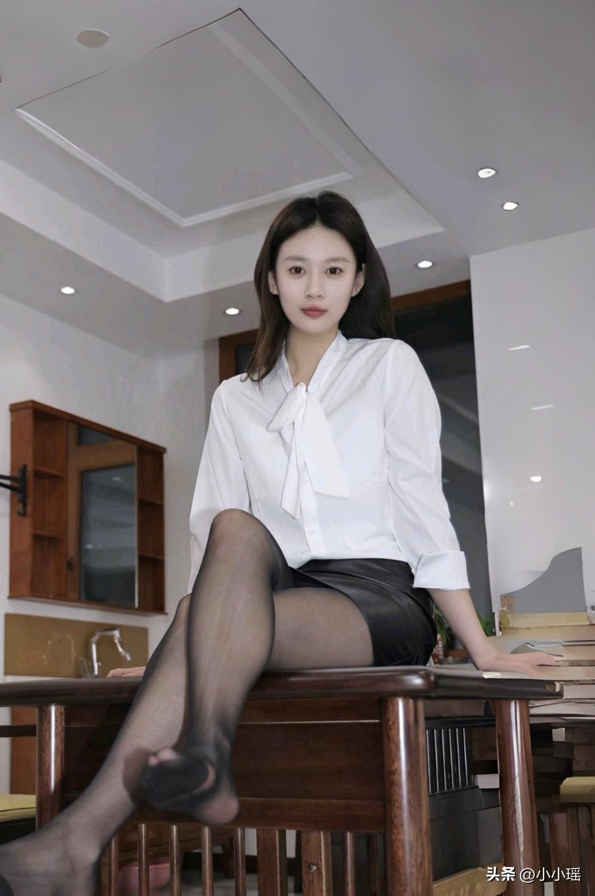 分享ootd穿搭 闺房随拍一组，白色衬衫配包臀皮裙加黑丝高跟，淑女感十足，完美彰