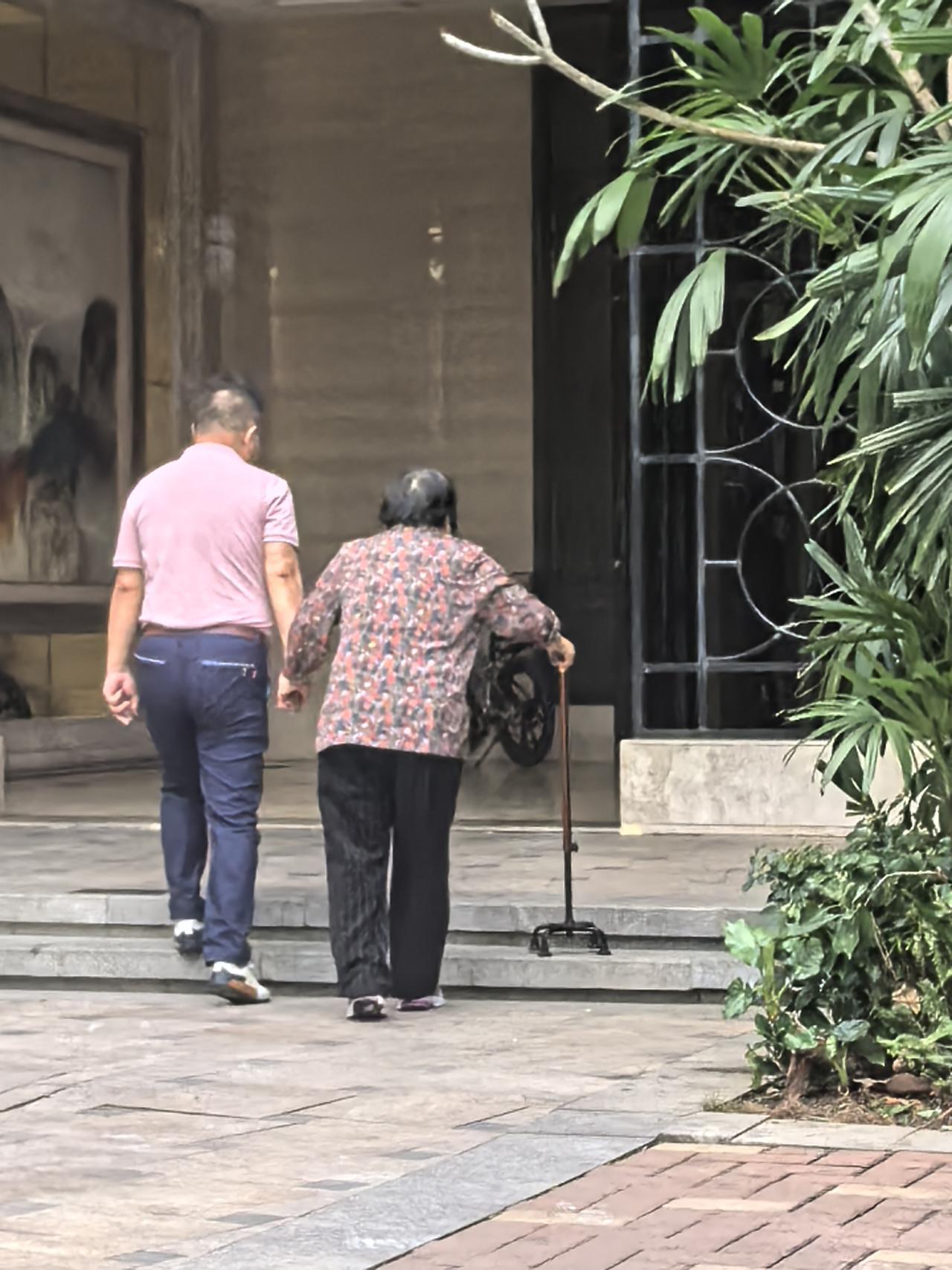 儿子不孝顺，怎么办，？老妈不听劝，怎么办？
我哥不愿跟我妈同住一个屋檐下，因为她