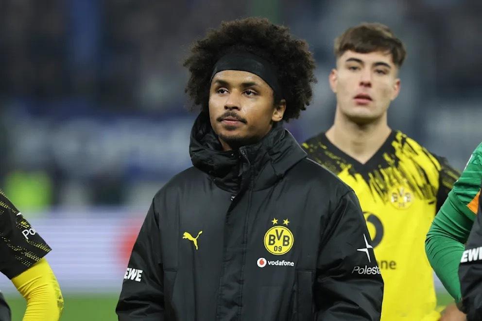 因为自己在冬歇期前最后一场比赛被换下后的不冷静行为，阿德耶米将会被罚款9万欧元，