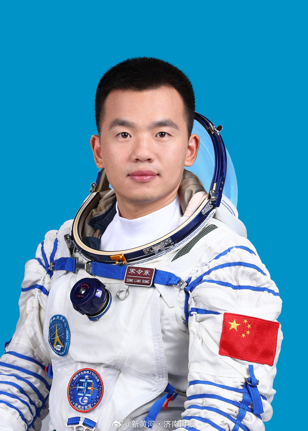 【#首个飞天90后男航天员是山东小伙#】#中国人要登月了# 据中国载人航天工程办