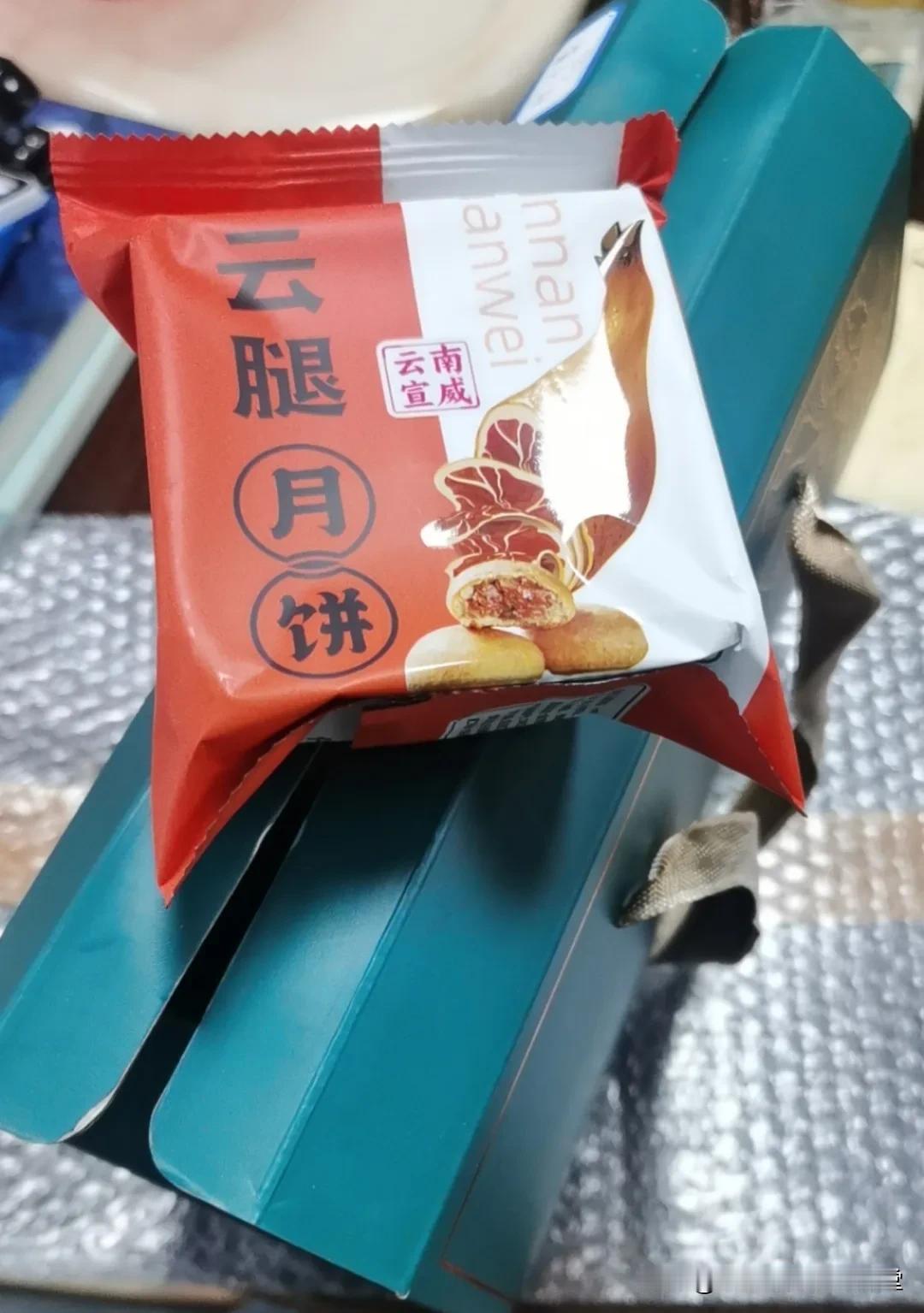 收到学生寄的月饼…
转眼就大四了
时间好快
接下来，愿你飞的更高[碰拳][碰拳]
