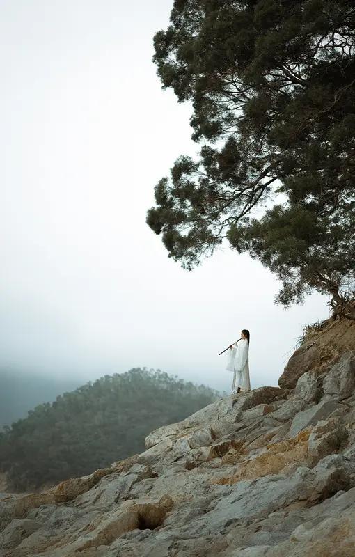 鹧鸪天·思远
 
别时残笛绕长堤，今朝独倚望江矶。
潮推孤帆牵旧梦，露沾疏鬓惹新