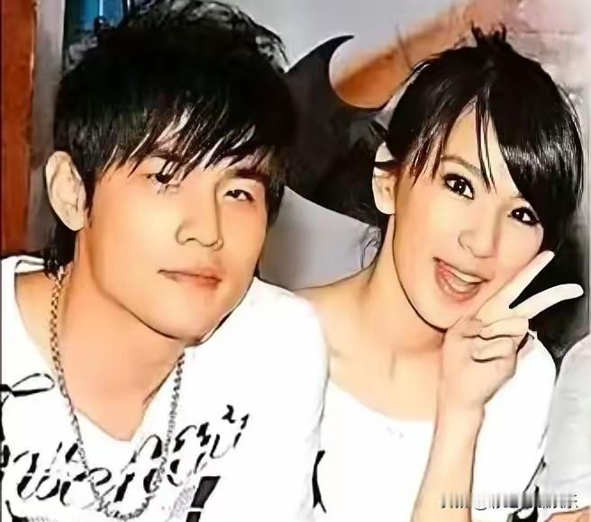 周杰伦田馥甄过期糖上热搜，只因为周杰伦IG发了酒的年份是1979+1983，就被