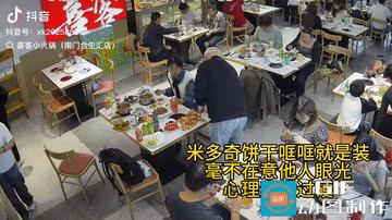 大河网5月8日报道，一个被窝里睡不出两种人，这话在这对情侣身上得到了完美验证。花