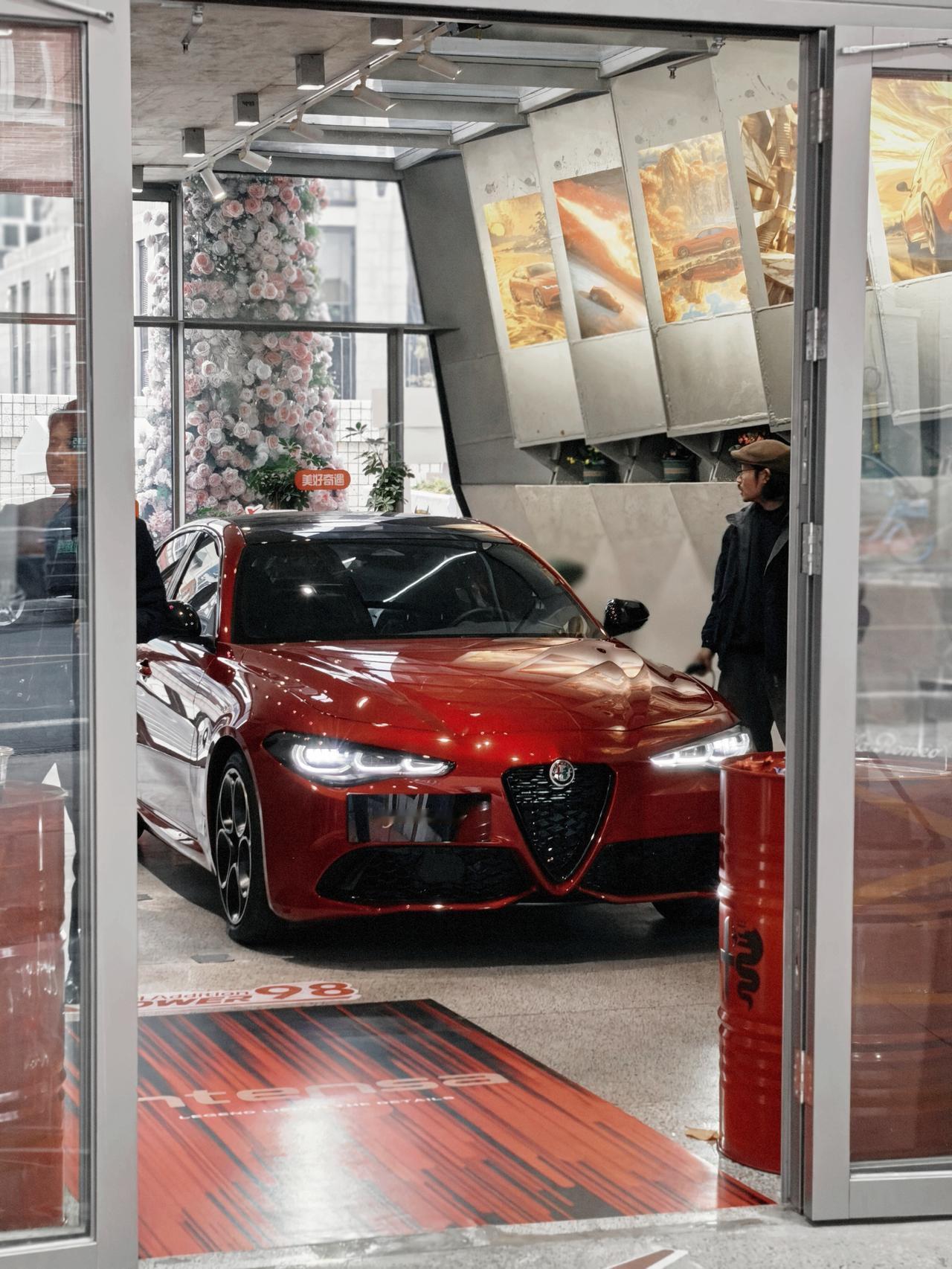 昨天跑到苏州河畔的中国石化第一加油站，发现这里被阿尔法·罗密欧承包啦，全新Giu