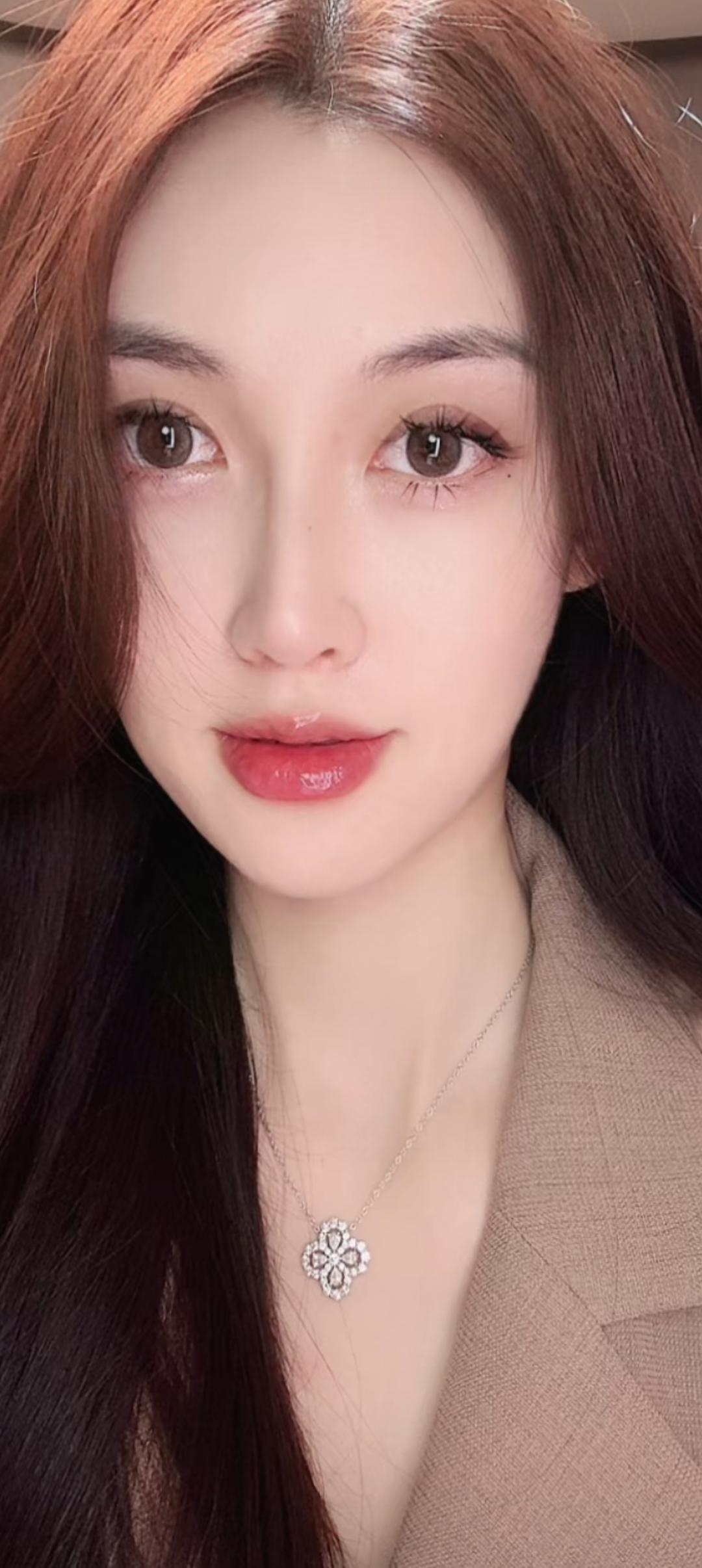 这姑娘头发真顺滑，妆容也精致。