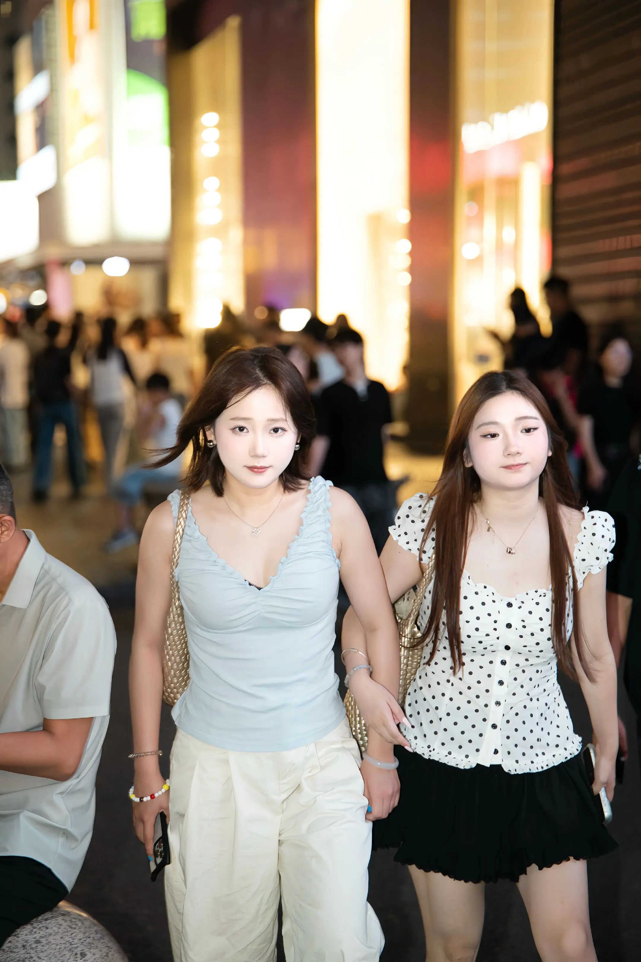 夜市街头，解锁女生专属穿搭氛围感。晚风裹挟着街头潮流感，两套清爽穿搭各...