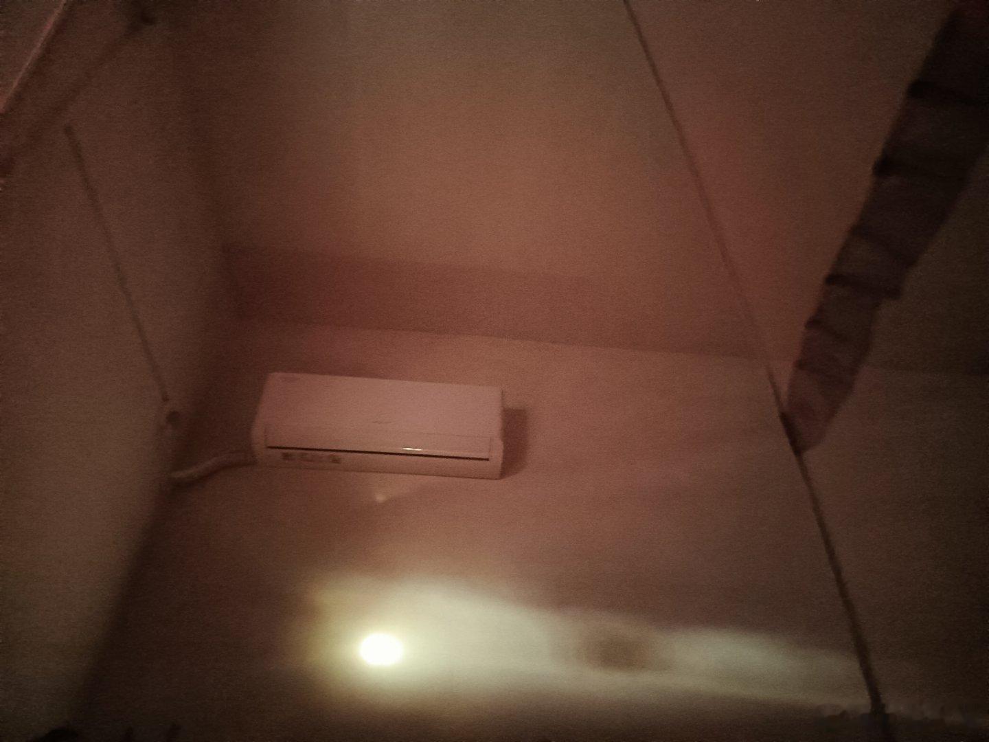 早晨五点半，有窗帘，缝隙照进来的阳光已经刺眼的很。 