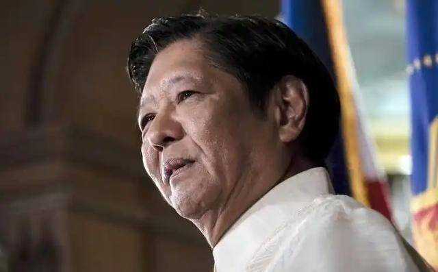 马科斯大概觉得自己很聪明。一边让美军把“堤丰”中程导弹系统架在吕宋岛上，一边转头